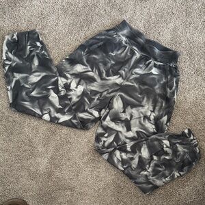 Lululemon barrel style 7/8th  joggers size 4